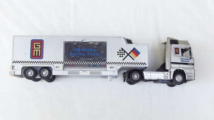 A DIE CAST METAL & PLASTIC HORSE & TRAILER BY MAISTO