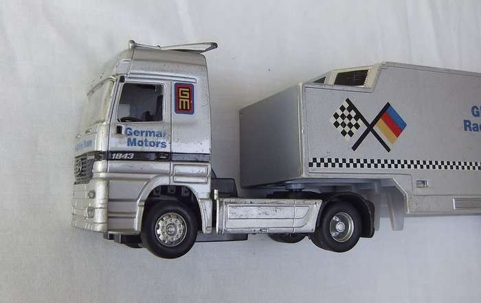 A DIE CAST METAL & PLASTIC HORSE & TRAILER BY MAISTO