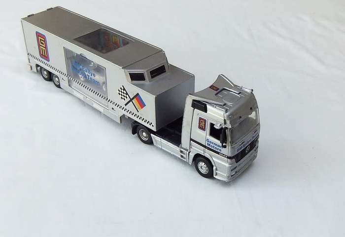 A DIE CAST METAL & PLASTIC HORSE & TRAILER BY MAISTO
