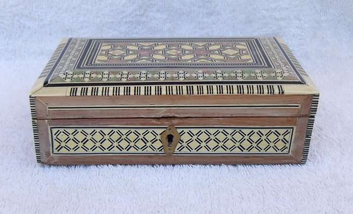 WOW !! A BEAUTIFUL VINTAGE WOODEN JEWELRY BOX INLAYED WITH GENUINE ABALONE AND BONE !! QUALITY !!