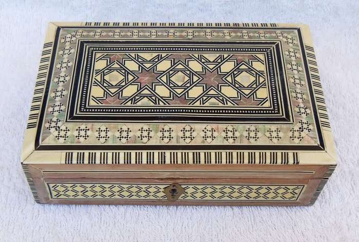 WOW !! A BEAUTIFUL VINTAGE WOODEN JEWELRY BOX INLAYED WITH GENUINE ABALONE AND BONE !! QUALITY !!