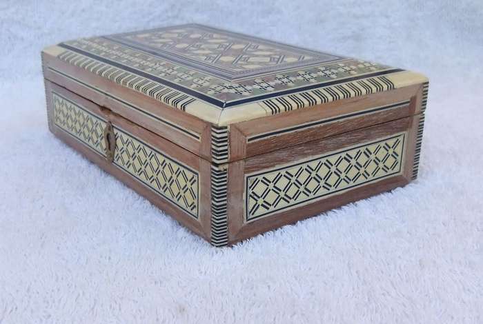 WOW !! A BEAUTIFUL VINTAGE WOODEN JEWELRY BOX INLAYED WITH GENUINE ABALONE AND BONE !! QUALITY !!