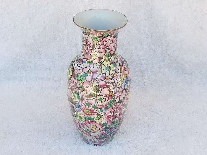 A MAGNIFICENT VINTAGE CHINESE HAND PAINTED VASE WITH GOLDEN BACKGROUND AND MAKERS STAMP TO BASE !!