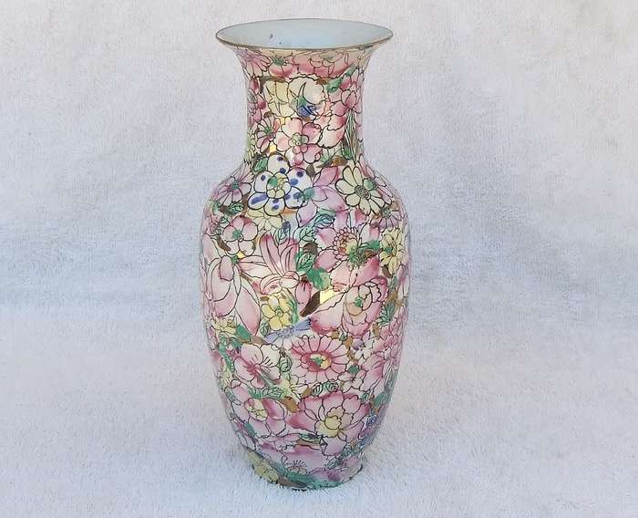 A MAGNIFICENT VINTAGE CHINESE HAND PAINTED VASE WITH GOLDEN BACKGROUND AND MAKERS STAMP TO BASE !!