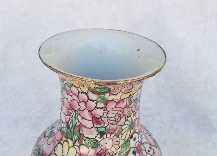 A MAGNIFICENT VINTAGE CHINESE HAND PAINTED VASE WITH GOLDEN BACKGROUND AND MAKERS STAMP TO BASE !!