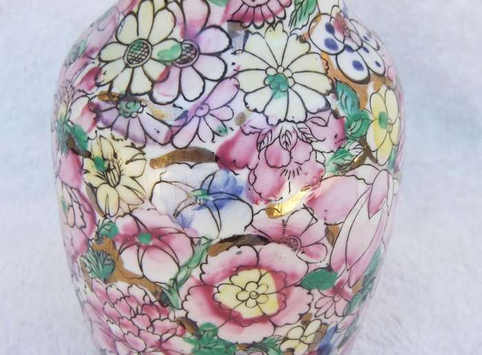 A MAGNIFICENT VINTAGE CHINESE HAND PAINTED VASE WITH GOLDEN BACKGROUND AND MAKERS STAMP TO BASE !!