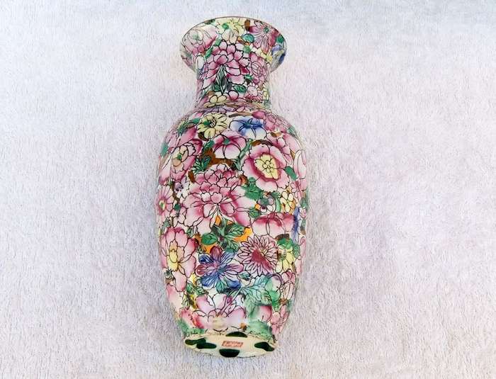 A MAGNIFICENT VINTAGE CHINESE HAND PAINTED VASE WITH GOLDEN BACKGROUND AND MAKERS STAMP TO BASE !!