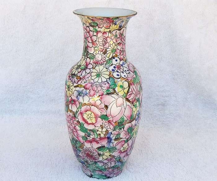 A MAGNIFICENT VINTAGE CHINESE HAND PAINTED VASE WITH GOLDEN BACKGROUND AND MAKERS STAMP TO BASE !!