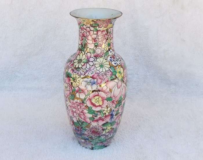 A MAGNIFICENT VINTAGE CHINESE HAND PAINTED VASE WITH GOLDEN BACKGROUND AND MAKERS STAMP TO BASE !!