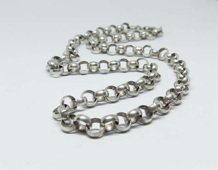 A SUPERB AND STRONG SOLID STERLING SILVER ROUND LINK NECKLACE WITH A QUALITY CLASP !! MUST HAVE !!