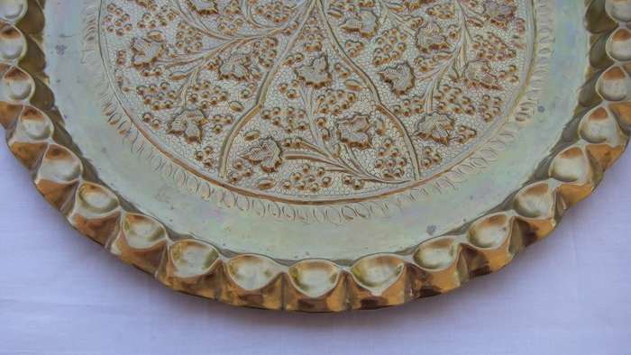 A STUNNING LARGE VINTAGE SOLID BRASS WALL CHARGER WITH GRAPE VINE DETAIL IN EXCEPTIONAL CONDITION