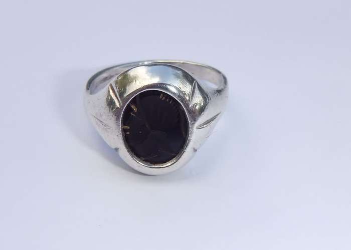 A RARE VINTAGE SOLID STERLING SILVER RING SET WITH A BLACK INTAGLIO DEPICTING A ROMAN SOLDIER