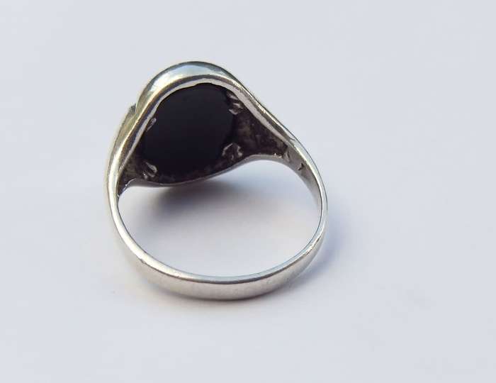 A RARE VINTAGE SOLID STERLING SILVER RING SET WITH A BLACK INTAGLIO DEPICTING A ROMAN SOLDIER