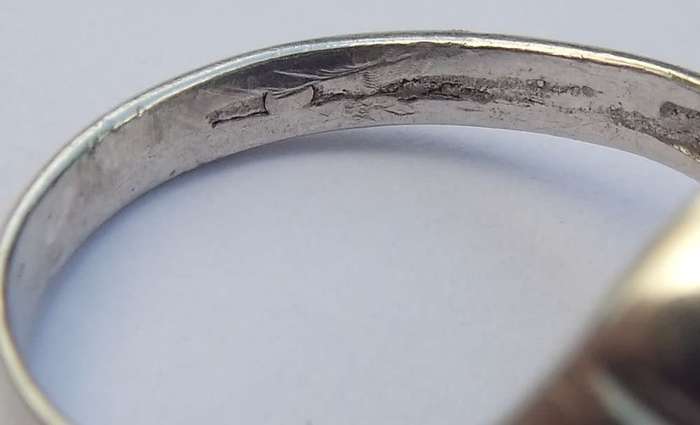 A RARE VINTAGE SOLID STERLING SILVER RING SET WITH A BLACK INTAGLIO DEPICTING A ROMAN SOLDIER