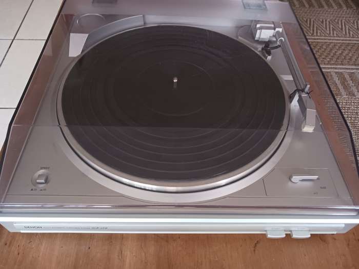 Denon - DF 29F -2005 fully automatic turntable with switchable built in phono stage.