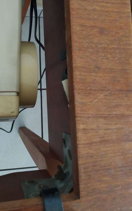 Sewing table, sewing machine and overlocker