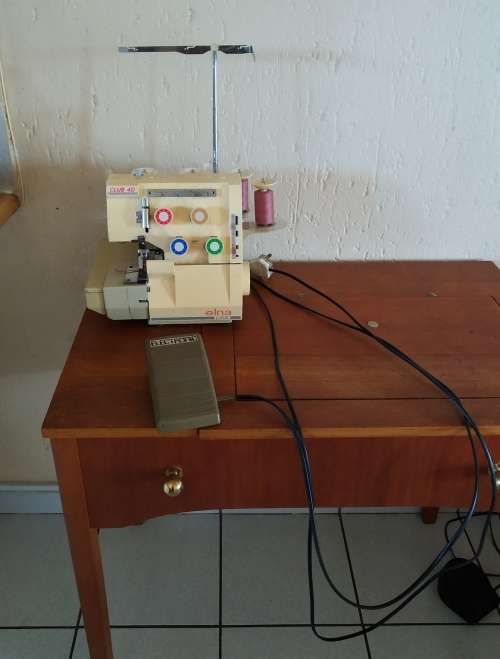 Sewing table, sewing machine and overlocker