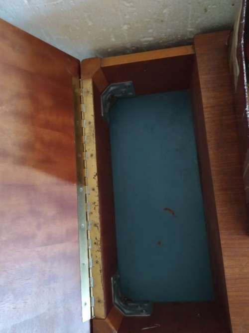 Sewing table, sewing machine and overlocker