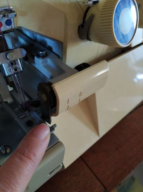Sewing table, sewing machine and overlocker
