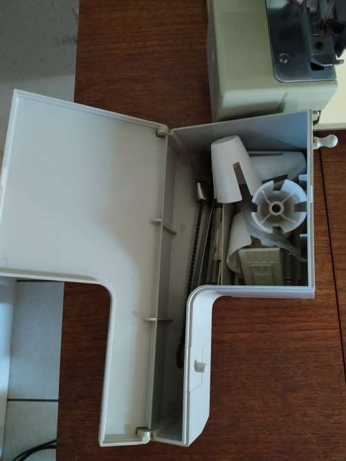 Sewing table, sewing machine and overlocker