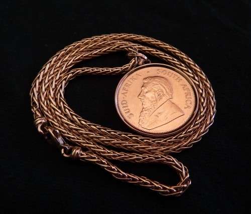 Half Krugerrand 2001 With 480 mm 9 ct gold chain. For Signature Gold only.