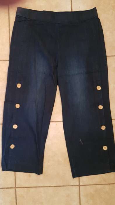 Ladies 3/4 jean. Size Large