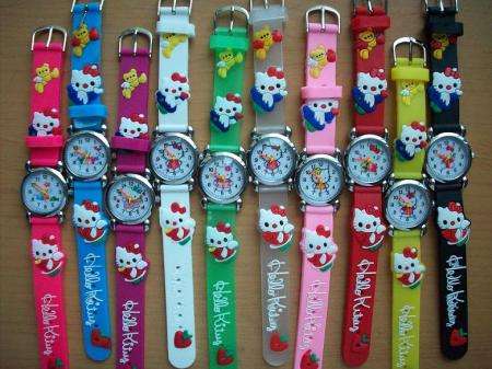 ONE !!!!!!!!!!!!!!!!!!! ADORABLE HELLO KITTY CHILDRENS WATCH