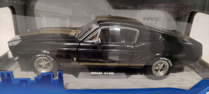 **NEW/BOXED** 1/18 Solido Shelby GT500 1967 Black with Gold Stripes