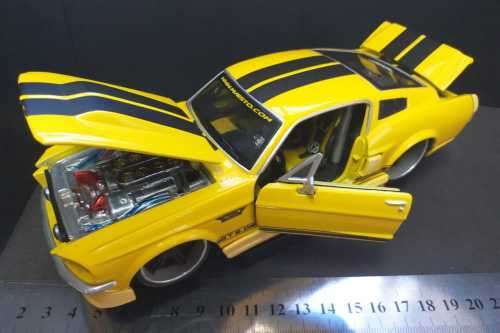 # 1967 - FORD MUSTANG GT - DIE CAST MODEL - 1:24 - MAISTO #