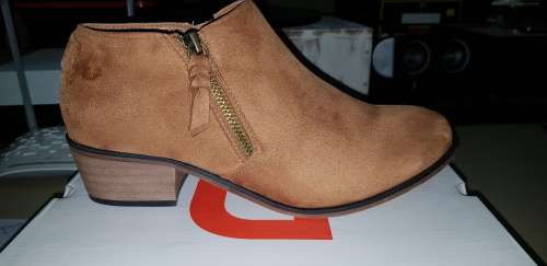 DUE SOUTH DS W AMARA ZIP DETAIL TAN  SIZE 6 BARGAIN!