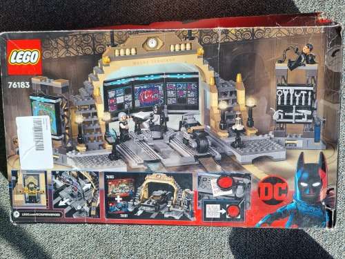 LEGO DC Batman Batcave : The Riddler Face-off 76183 (581 Pieces) BRAND NEW BOX DAMAGED!
