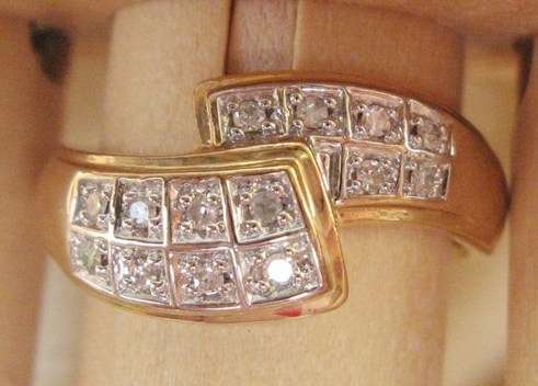 ***MONEY-BACK GUARANTEE*** A FINE 9CT YELLOW GOLD GORGEOUS DIAMOND LADIES RING