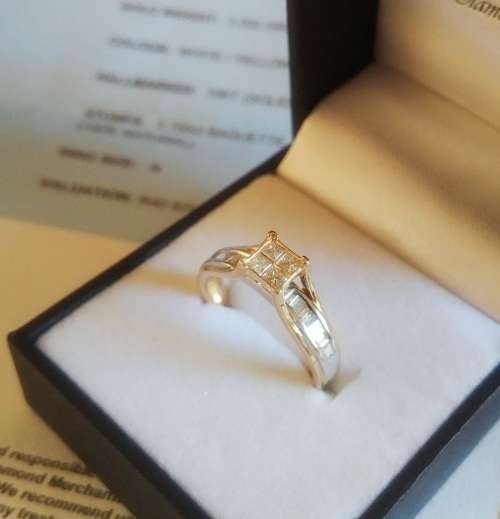 **IN STOCK!!**CERTIFICATE INCLUDED!!WONDERFUL 0.70CT DIAMOND, WHITE AND YELLOW GOLD ENGAGEMENT RING.