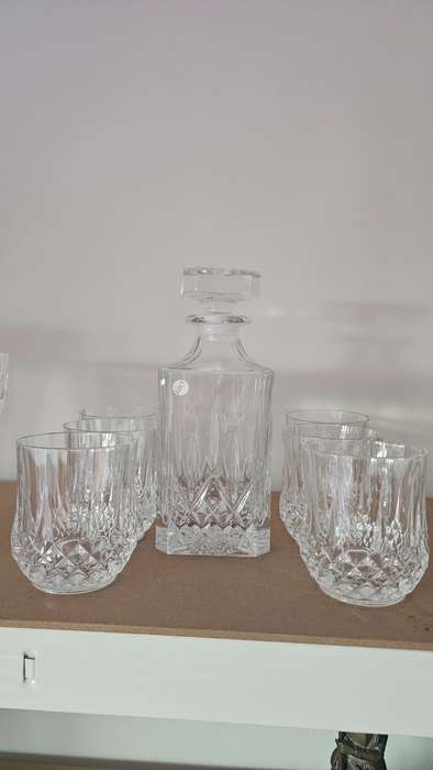 Lead cut glass whiskey decanter with 6 x crystal glasses