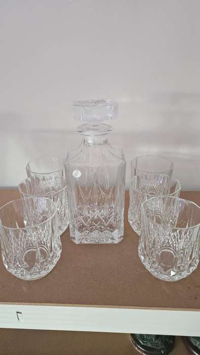 Lead cut glass whiskey decanter with 6 x crystal glasses