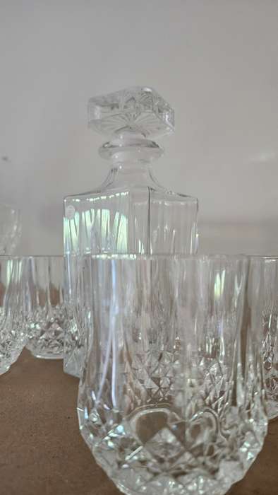 Lead cut glass whiskey decanter with 6 x crystal glasses