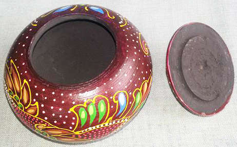 BRIGHT AND CHEERFUL !!!  VINTAGE HAND PAINTED, WOODEN TRINKET BOX WITH LID