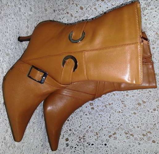 1 X PAIR LADIES WINTER BOOTS