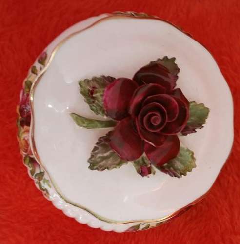 Royal Albert Old Country Roses Trinket Box / Pill Box, Flower Lidded Box