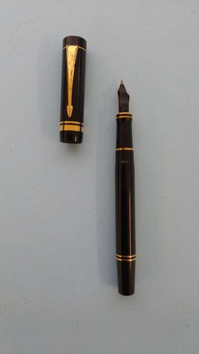 Parker Duofold Fountain Pen as new in a presentation box see scans ,price includes postal costs)