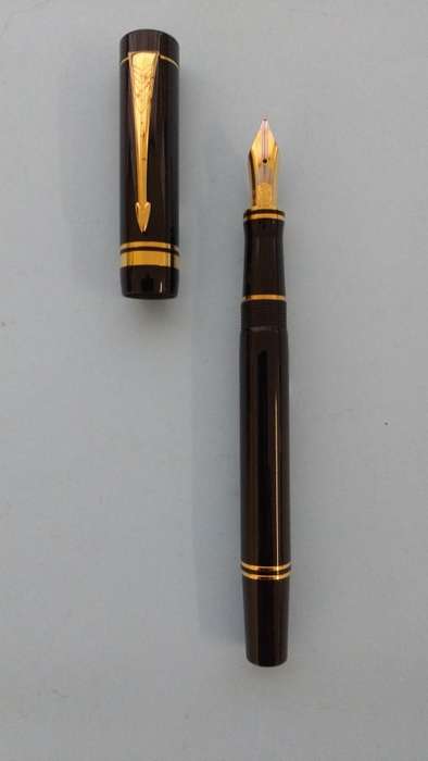 Parker Duofold Fountain Pen as new in a presentation box see scans ,price includes postal costs)