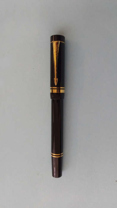 Parker Duofold Fountain Pen as new in a presentation box see scans ,price includes postal costs)