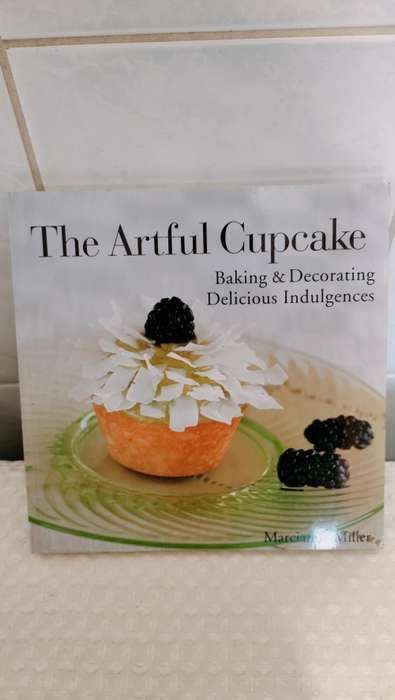 The Artful Cupcake Book - Near Mint Condition 144 Pages