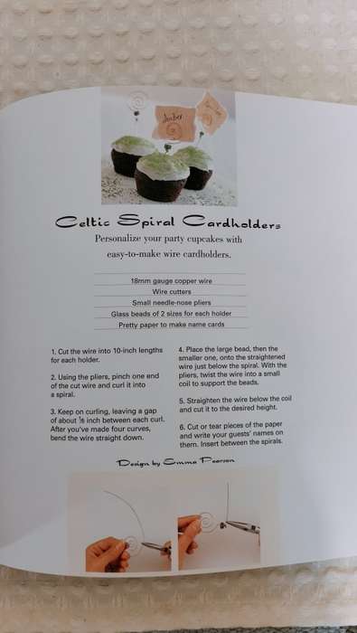 The Artful Cupcake Book - Near Mint Condition 144 Pages