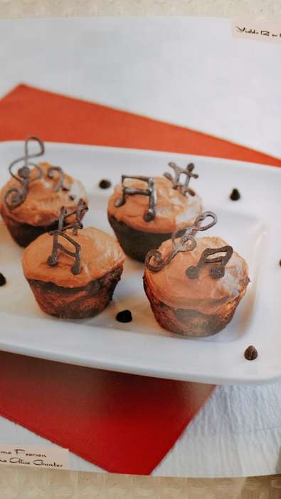 The Artful Cupcake Book - Near Mint Condition 144 Pages