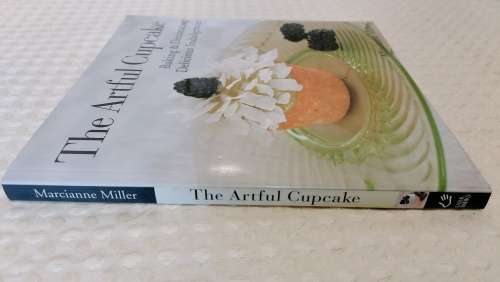 The Artful Cupcake Book - Near Mint Condition 144 Pages