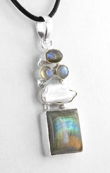 12 Gm Labradorite Gemstone Silver Pendant