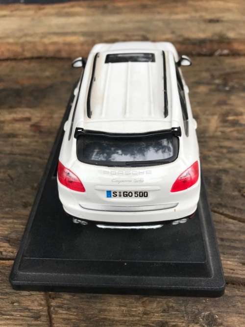 Porsche Cayenne Turbo 1/18 by Burgago