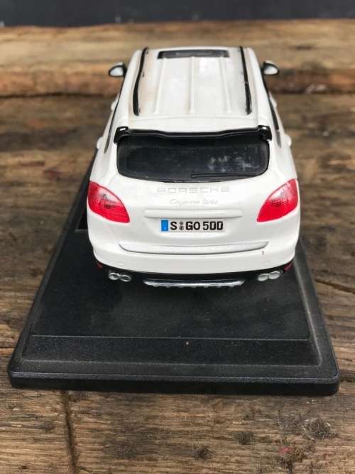 Porsche Cayenne Turbo 1/18 by Burgago