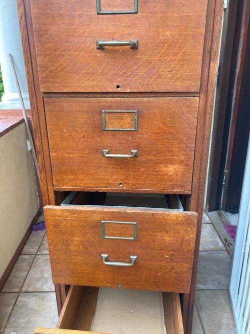 Vintage Oak Filing Cabinet by Yawman & Free , New York ( 141 x 53 x 71 cm )